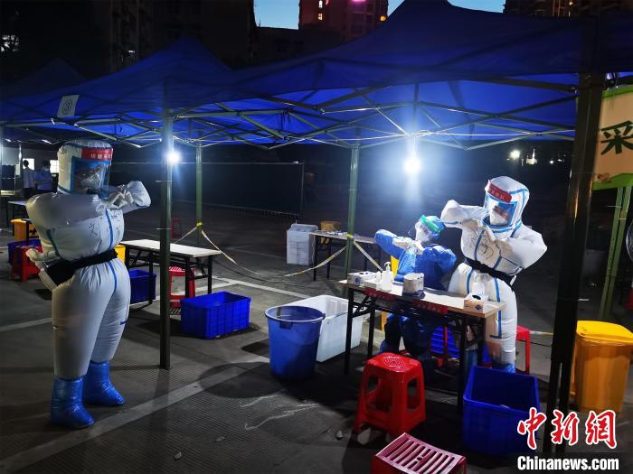 武汉核酸采样现场:医护身穿“避暑神器”引关注 武汉核酸采样现场:医护身穿“避暑神器”引关注