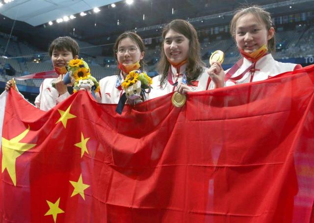 7月29日，中国队选手杨浚瑄、汤慕涵、张雨霏、李冰洁（从左到右）在颁奖仪式后合影。新华社记者丁旭摄