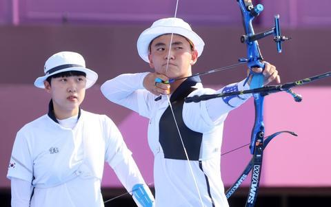 韩国选手金济德（右）获得射箭混合团体金牌