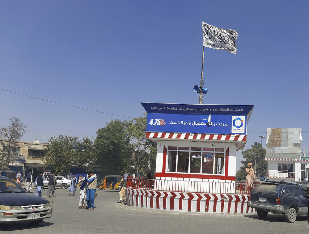 当地时间2021年8月8日，阿富汗昆都士，街头的塔利班旗帜。人民视觉图