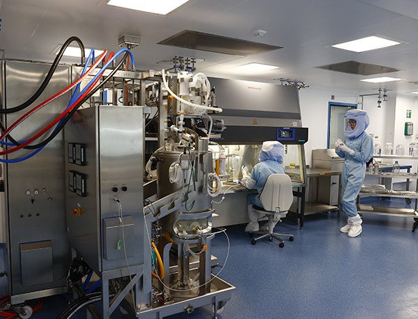 穿着防护服的德国BioNTech员工正在工作。 人民视觉 资料图
