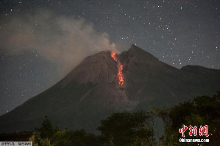 印尼默拉皮火山喷发 1000米高灰柱直冲天际(图)