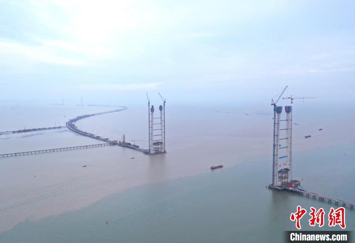 中山大桥西主塔完成封顶 广东省交通集团 供图