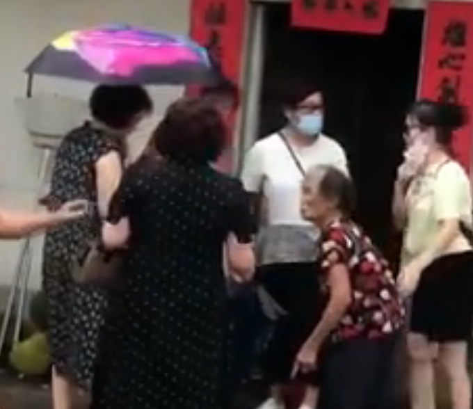 全红婵夺冠后,无数网红冲进她家开直播...今天终于被封杀了休闲区蓝鸢梦想 - Www.slyday.coM 全红婵夺冠后,无数网红冲进她家开直播...今天终于被封杀了休闲区蓝鸢梦想 - Www.slyday.coM