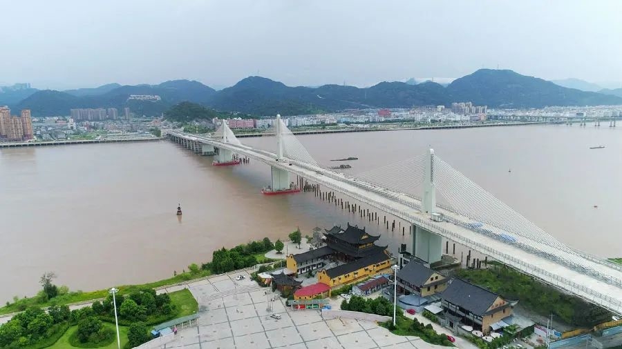 瓯越大桥是浙江省级高速诸永高速的组成部分,是温州市区