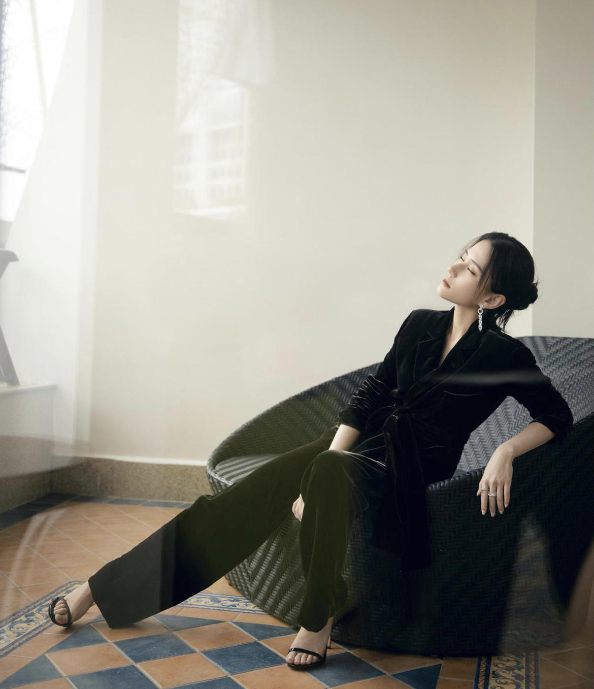 何超莲才是名副其实的名媛，穿白色衬衫搭配高腰牛仔裤，高贵大气