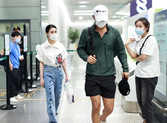 何超莲才是名副其实的名媛，穿白色衬衫搭配高腰牛仔裤，高贵大气