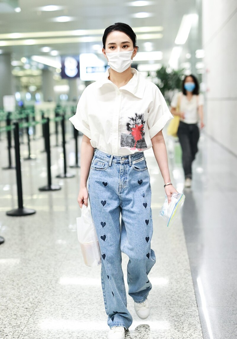 何超莲才是名副其实的名媛，穿白色衬衫搭配高腰牛仔裤，高贵大气