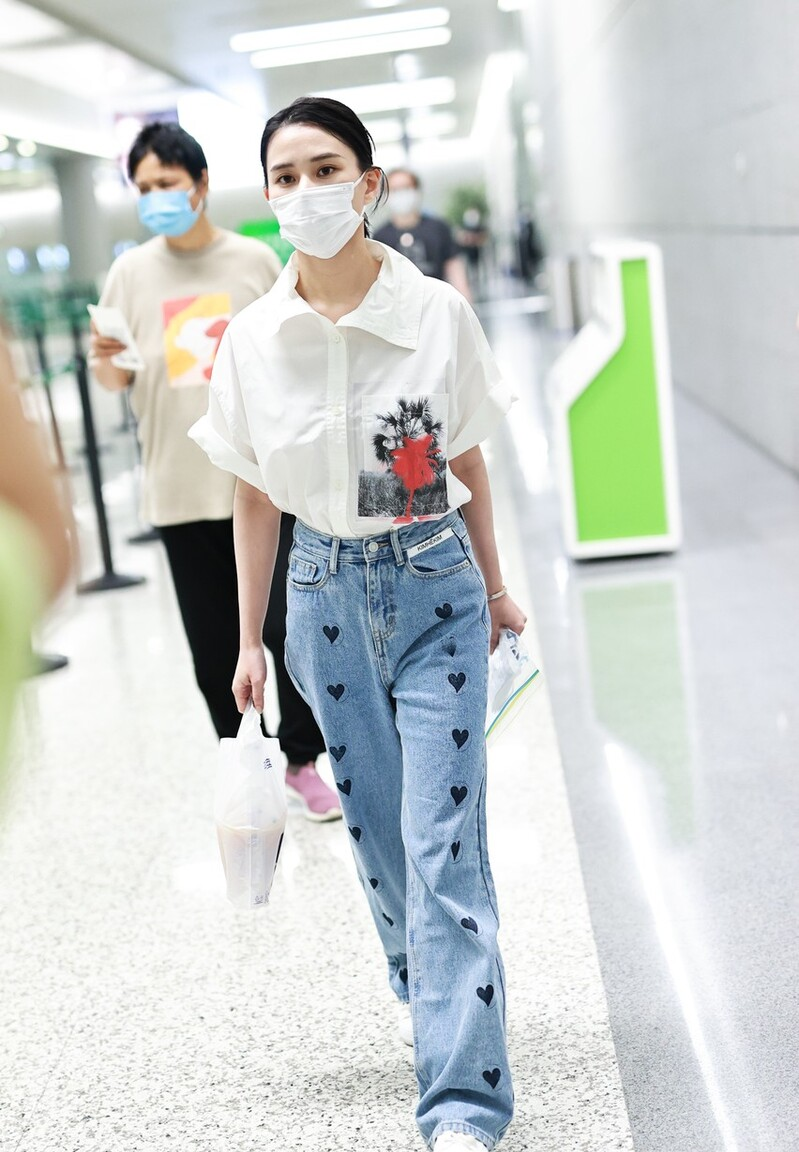 何超莲才是名副其实的名媛，穿白色衬衫搭配高腰牛仔裤，高贵大气