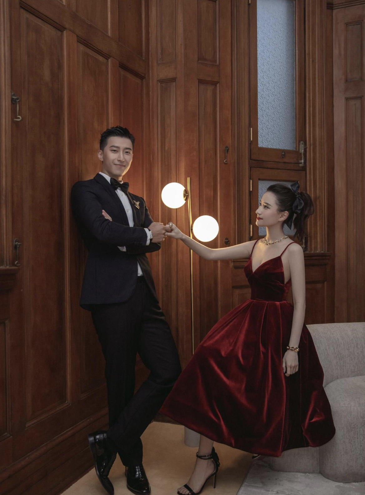 何超莲才是名副其实的名媛，穿白色衬衫搭配高腰牛仔裤，高贵大气