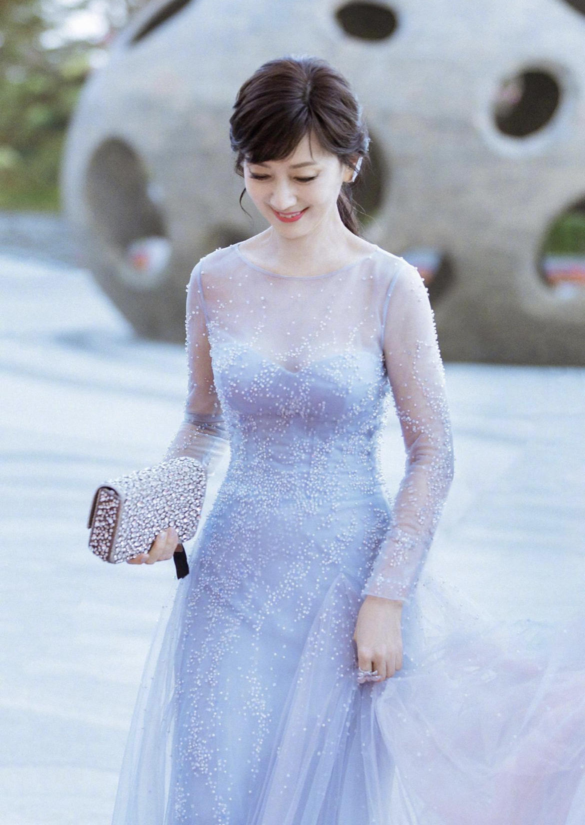 “不老女神”赵雅芝亮相机场，穿短袖衬衫搭配西装裤，减龄又大方