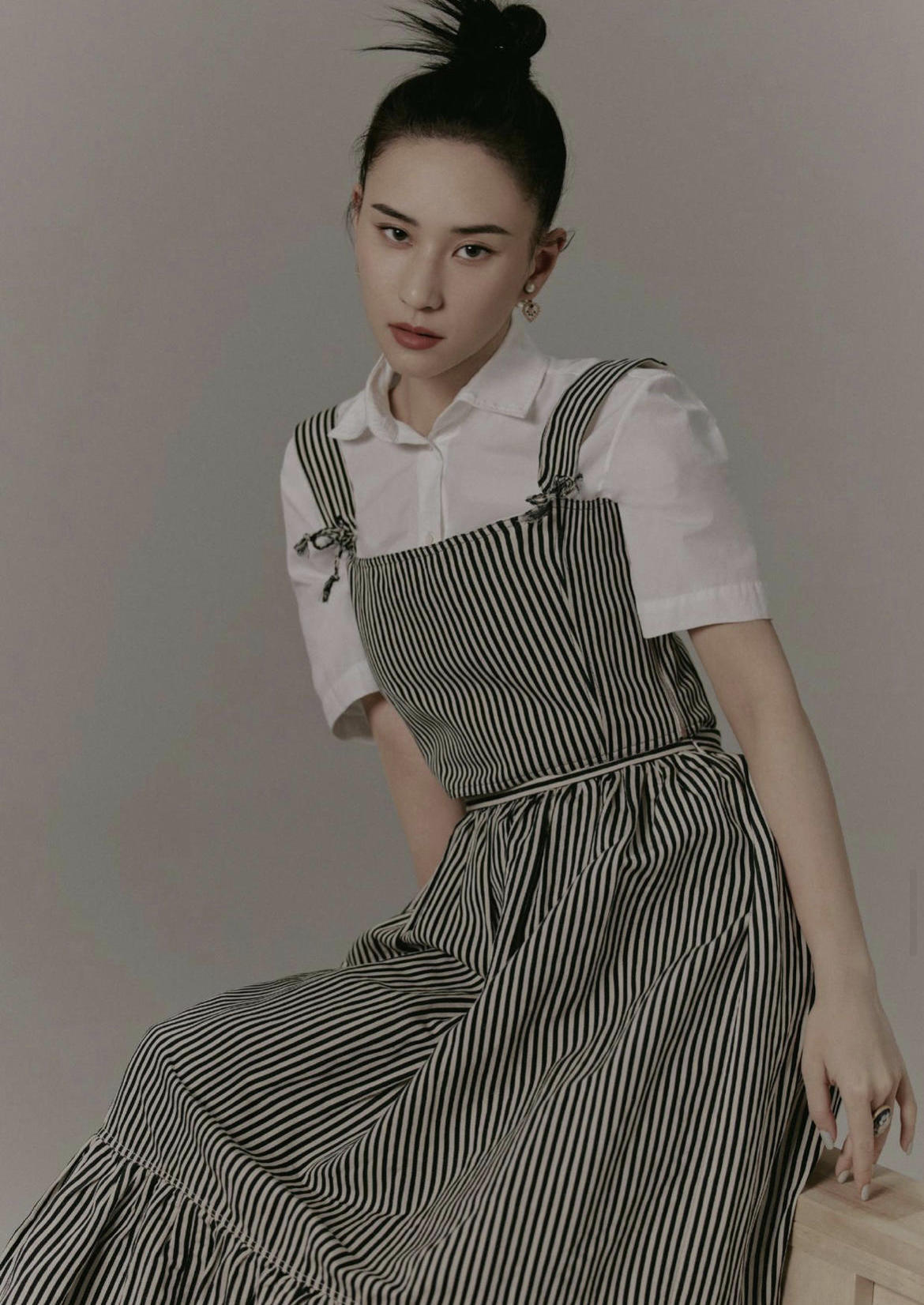 何超莲才是名副其实的名媛，穿白色衬衫搭配高腰牛仔裤，高贵大气