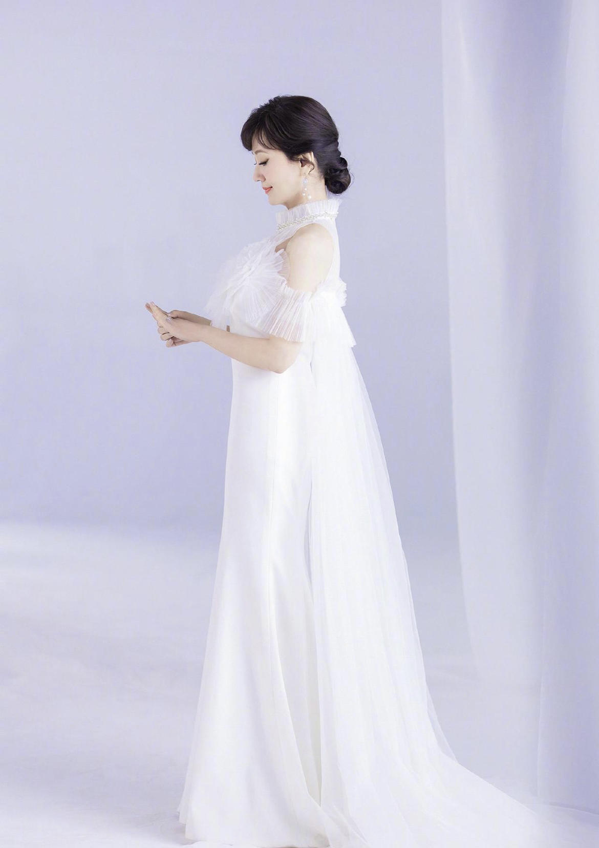 “不老女神”赵雅芝亮相机场，穿短袖衬衫搭配西装裤，减龄又大方