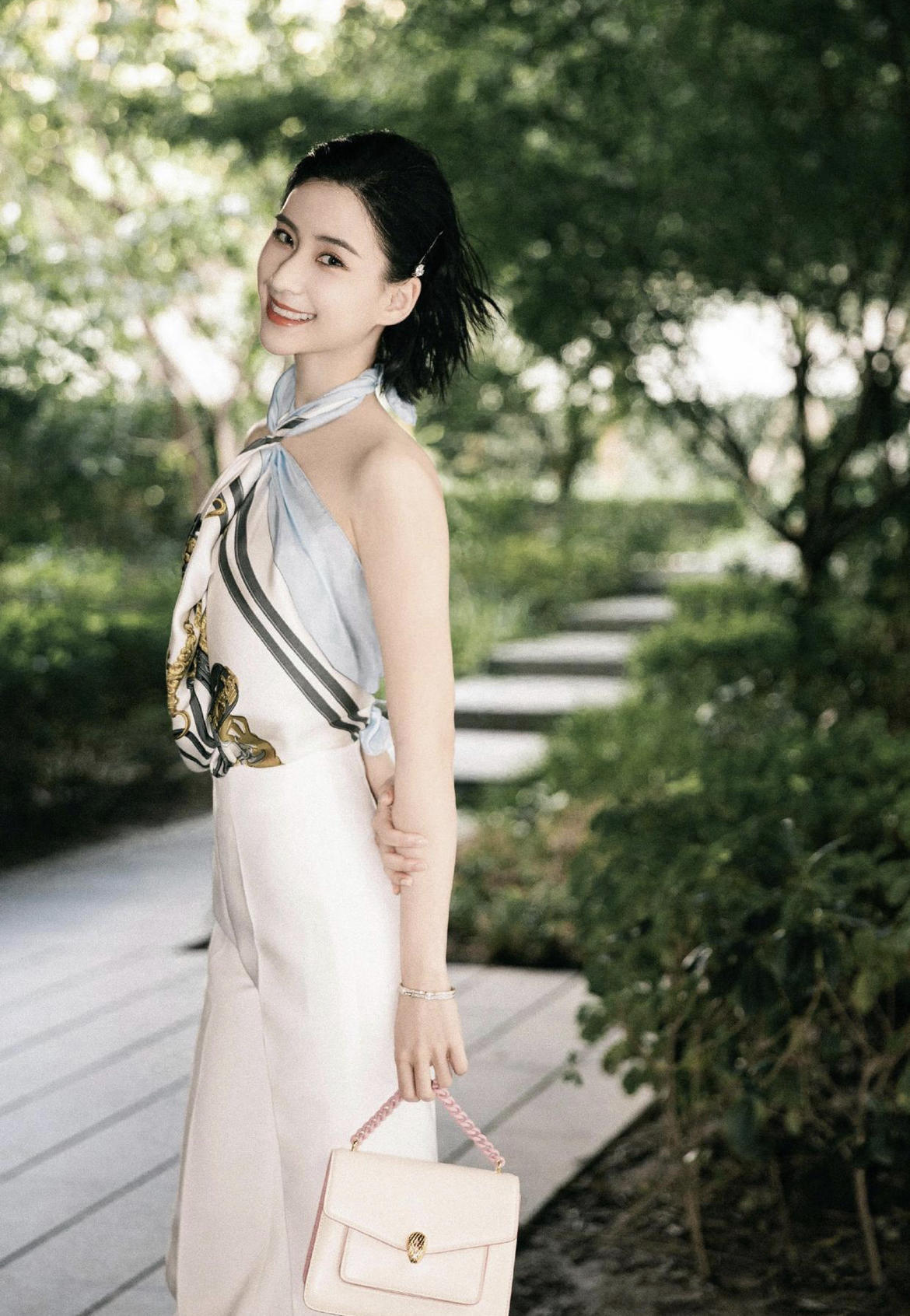 何超莲才是名副其实的名媛，穿白色衬衫搭配高腰牛仔裤，高贵大气