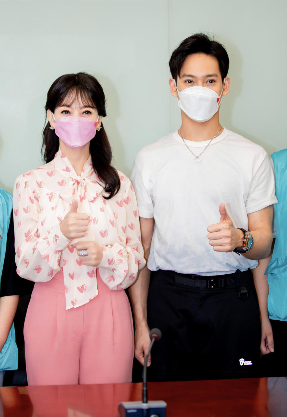 “不老女神”赵雅芝亮相机场，穿短袖衬衫搭配西装裤，减龄又大方