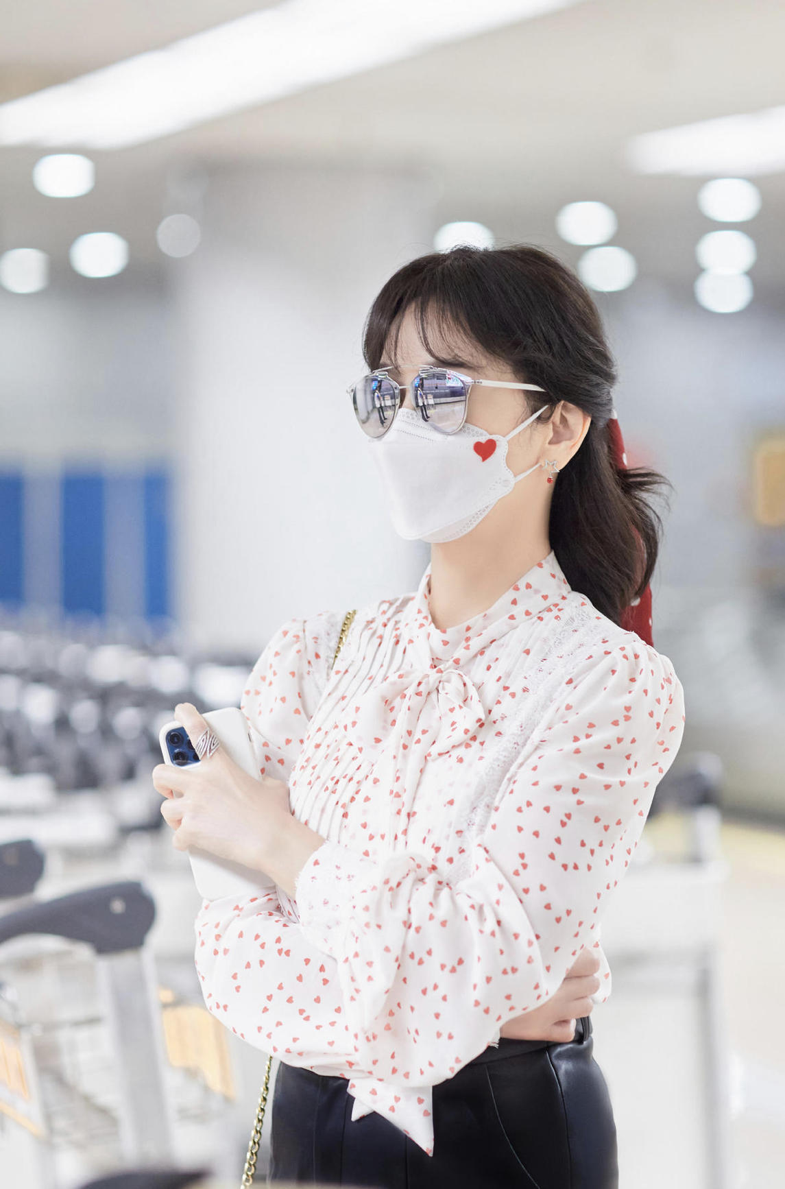 “不老女神”赵雅芝亮相机场，穿短袖衬衫搭配西装裤，减龄又大方