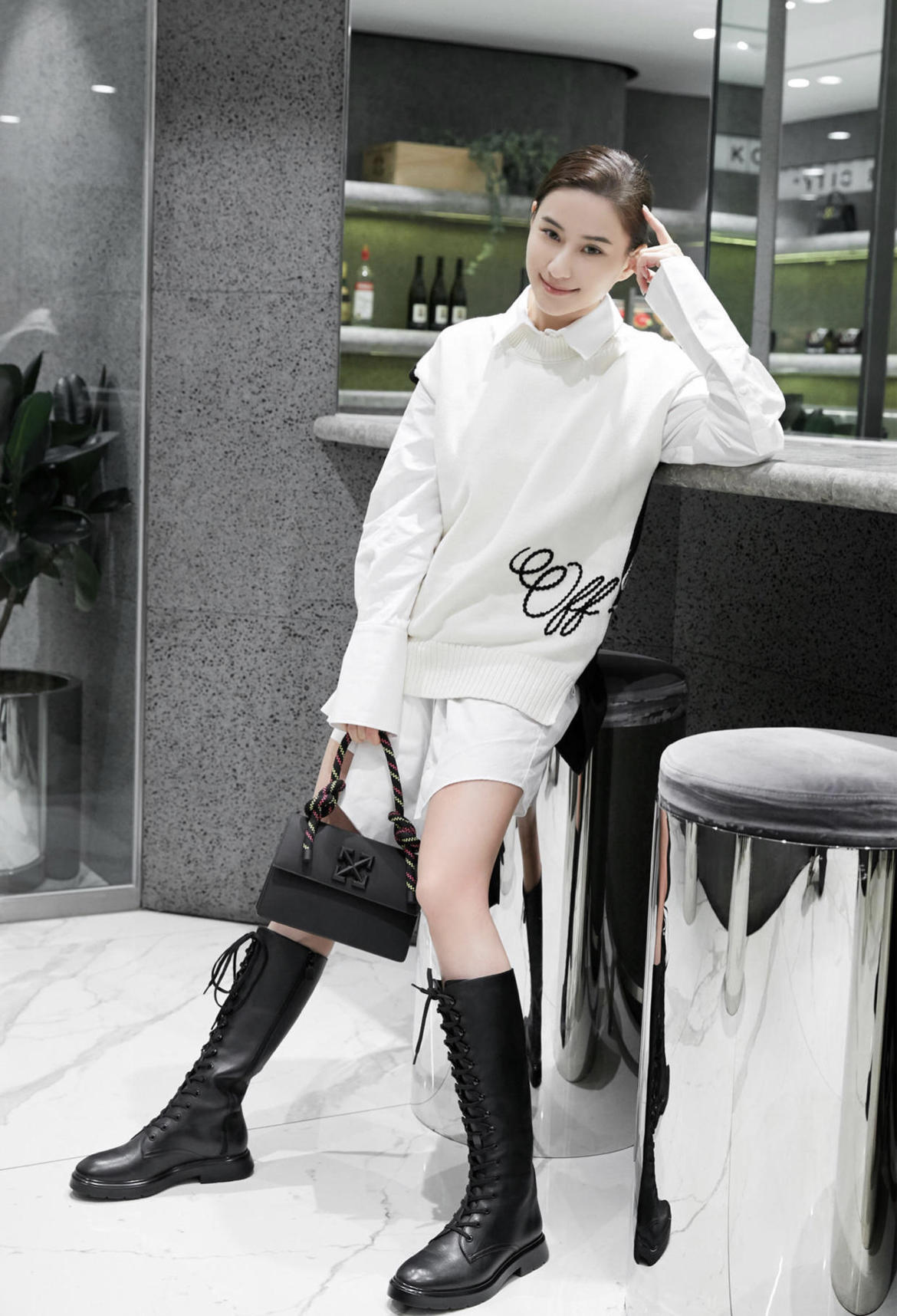 何超莲才是名副其实的名媛，穿白色衬衫搭配高腰牛仔裤，高贵大气