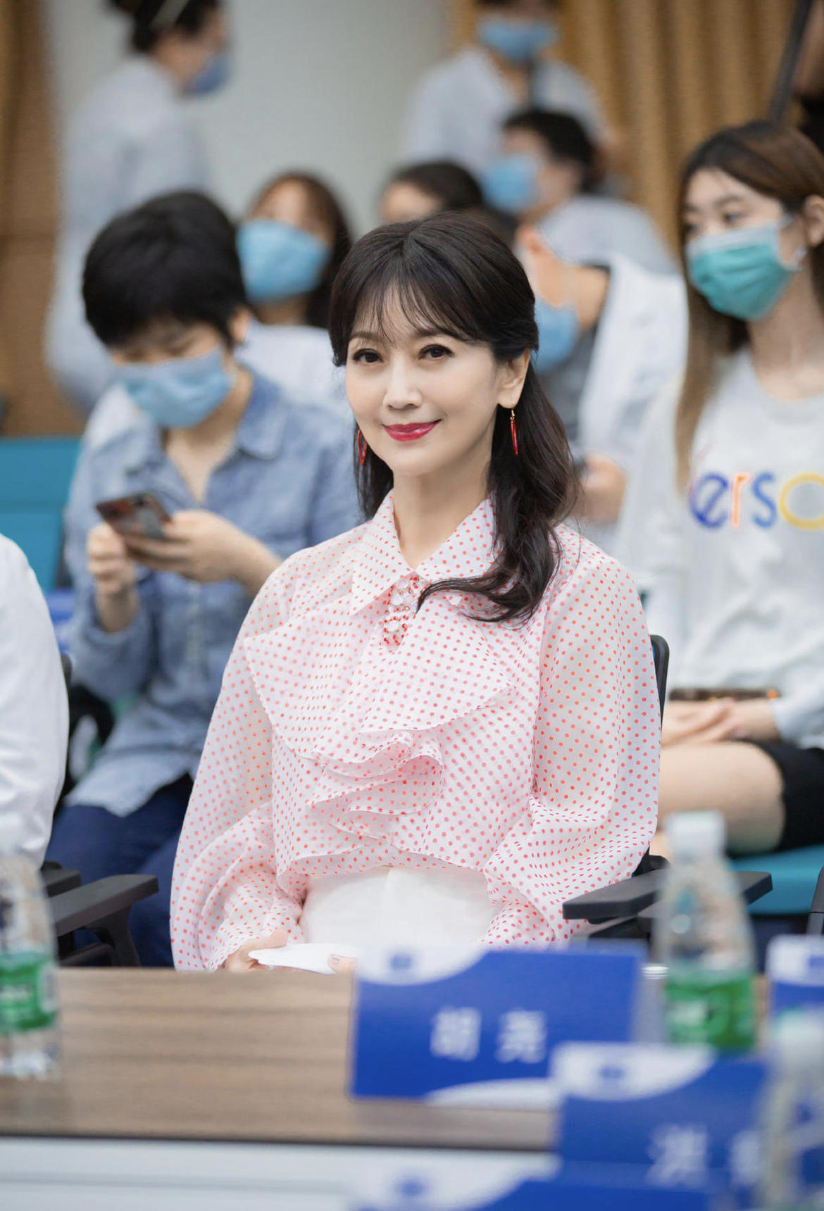 “不老女神”赵雅芝亮相机场，穿短袖衬衫搭配西装裤，减龄又大方