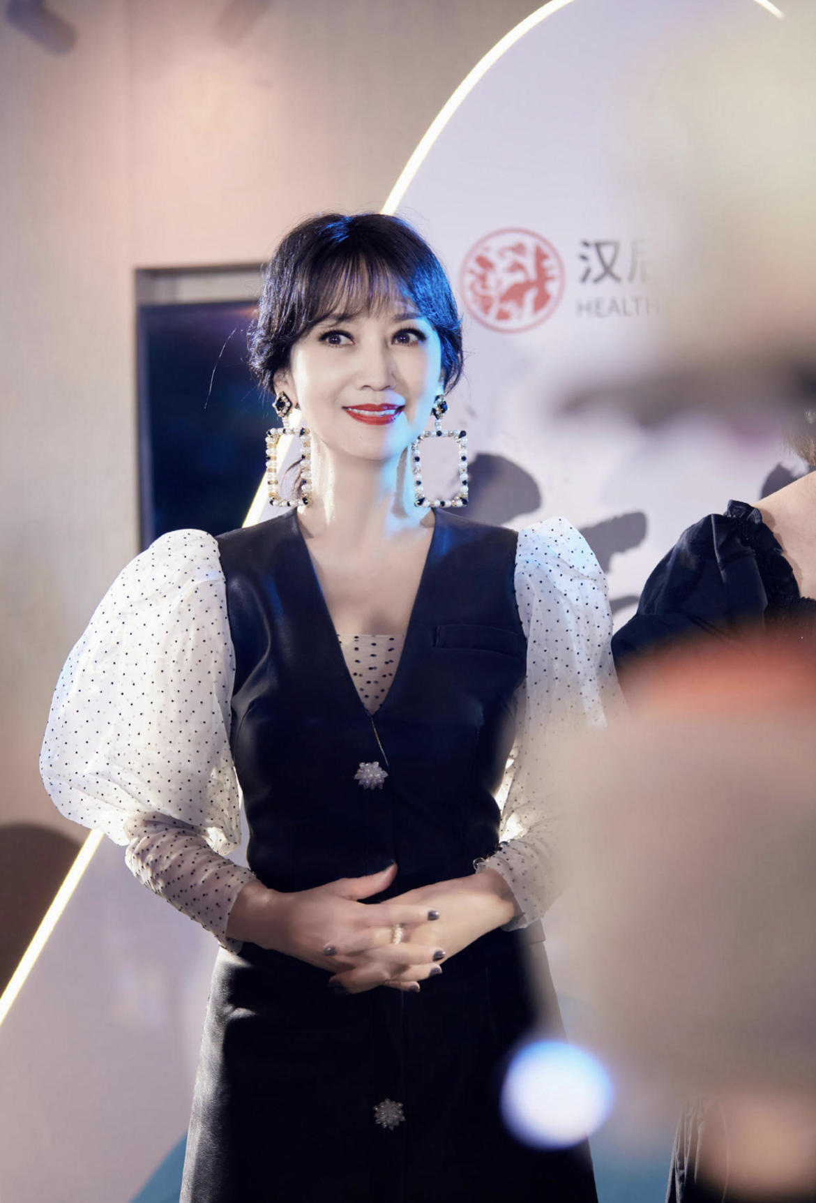 “不老女神”赵雅芝亮相机场，穿短袖衬衫搭配西装裤，减龄又大方