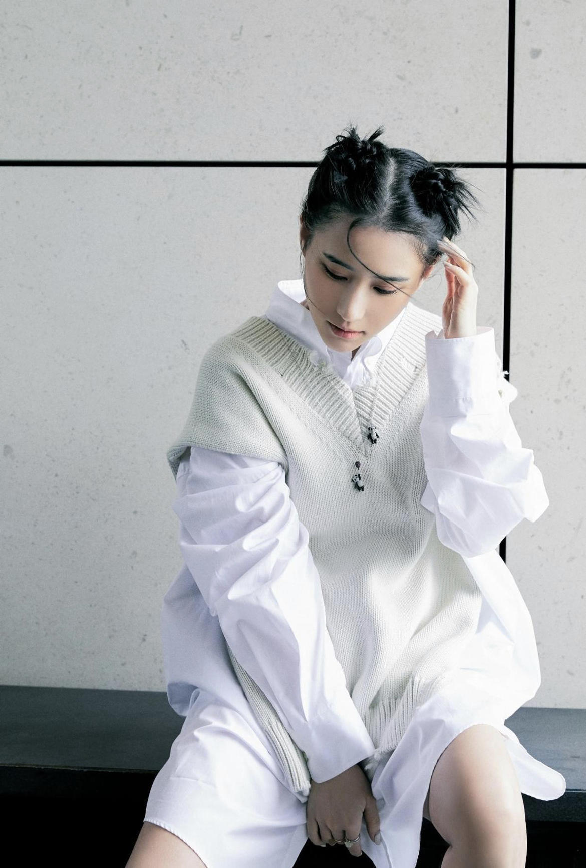 何超莲才是名副其实的名媛，穿白色衬衫搭配高腰牛仔裤，高贵大气