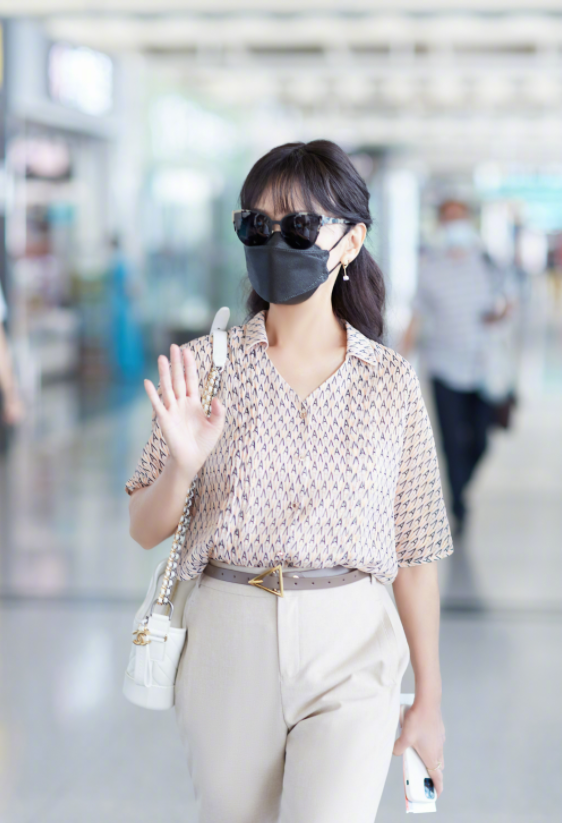 “不老女神”赵雅芝亮相机场，穿短袖衬衫搭配西装裤，减龄又大方
