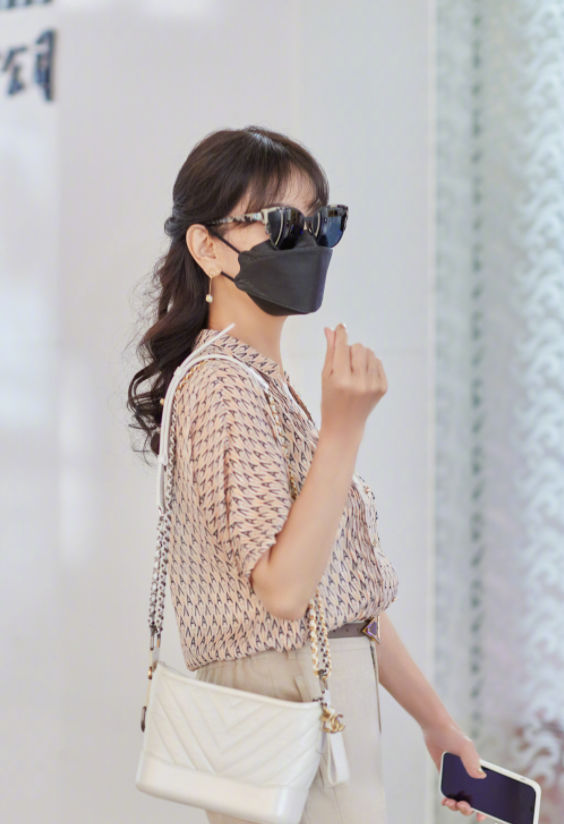 “不老女神”赵雅芝亮相机场，穿短袖衬衫搭配西装裤，减龄又大方