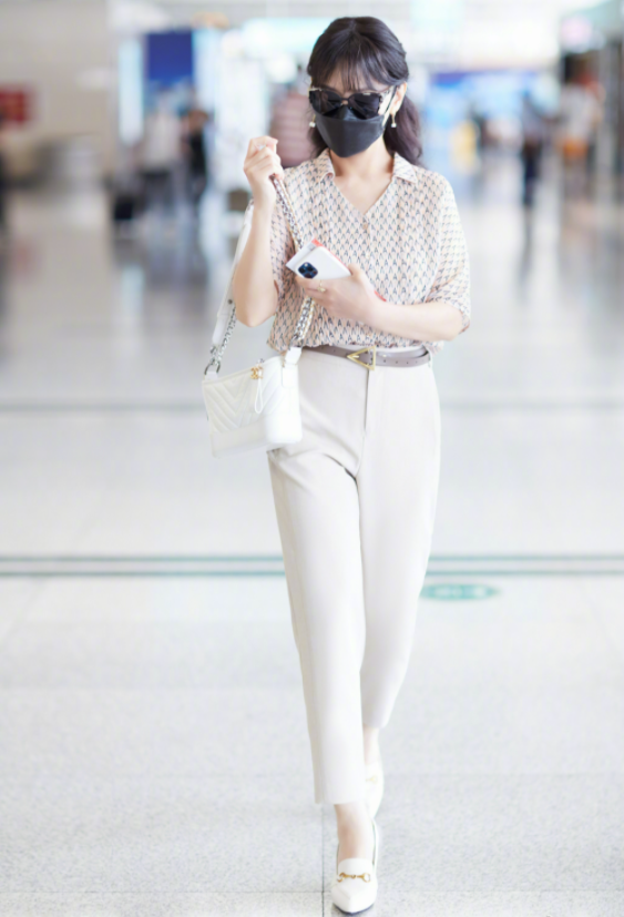 “不老女神”赵雅芝亮相机场，穿短袖衬衫搭配西装裤，减龄又大方