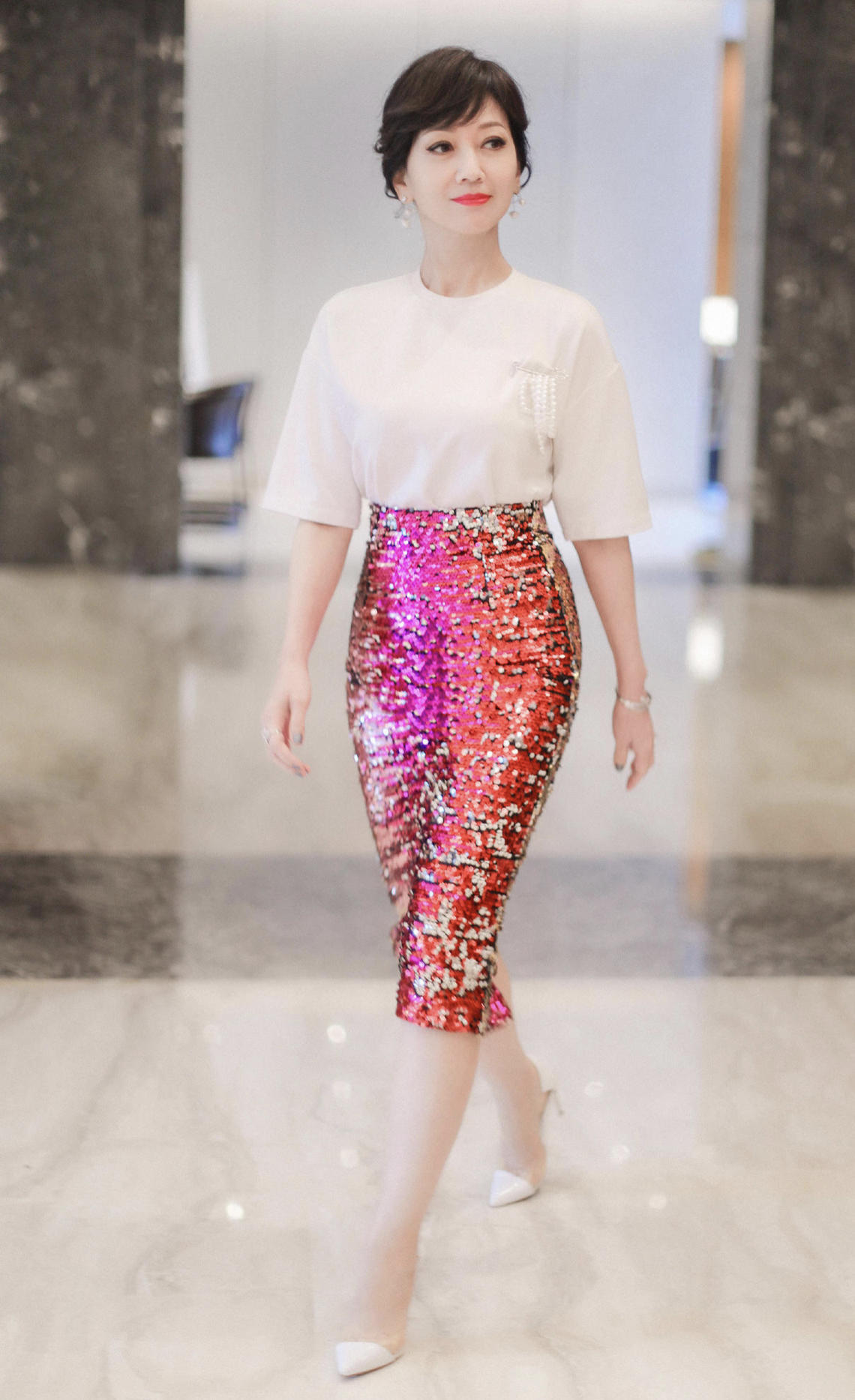 “不老女神”赵雅芝亮相机场，穿短袖衬衫搭配西装裤，减龄又大方