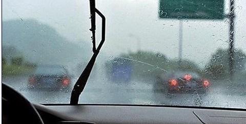 汽车雨刮器总有异响，还刮不干净？修车师傅教你一招，轻松解决！