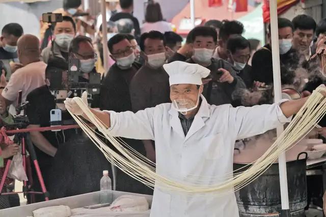 围堵拉面哥的网红主播们,又挡在了奥运冠军全红婵家门前休闲区蓝鸢梦想 - Www.slyday.coM 围堵拉面哥的网红主播们,又挡在了奥运冠军全红婵家门前休闲区蓝鸢梦想 - Www.slyday.coM