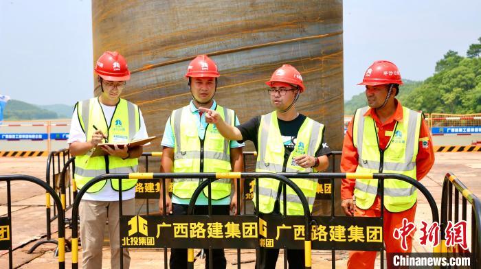 平沙公路项目管理人员现场指导开展工作。 周维新 摄