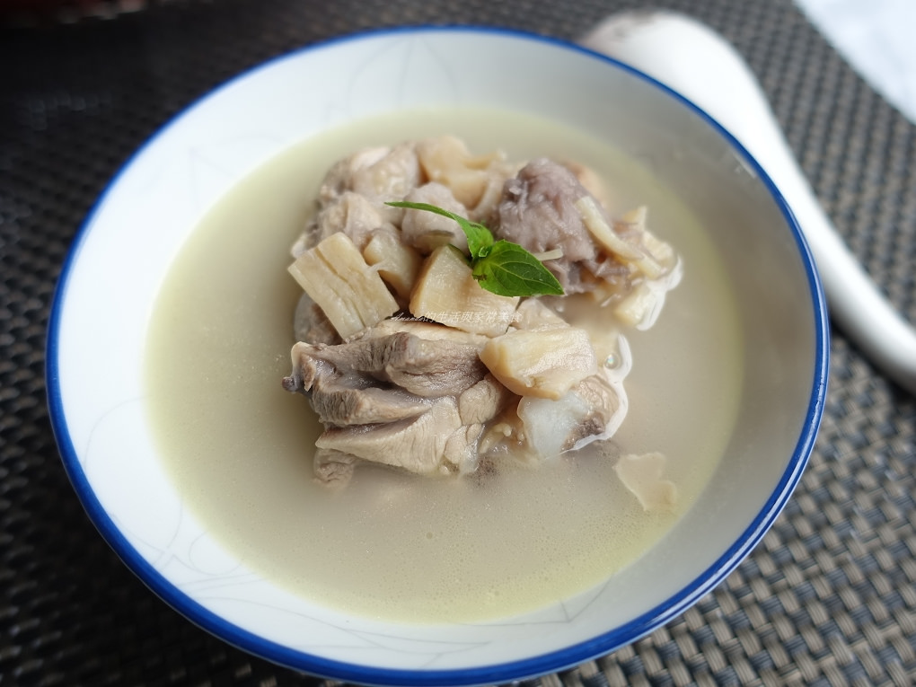 和我一起做芋头鸡汤,包你汤汁鲜美,鸡肉酥烂,美味之极