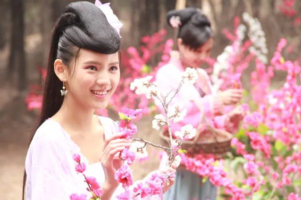 《琉璃》开播一年：女主因眼药水翻车，男主连扑两部剧，女二逆袭