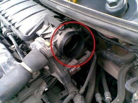 发动机里面积碳太多导致汽车动力差，教你一招，不仅有劲还省油