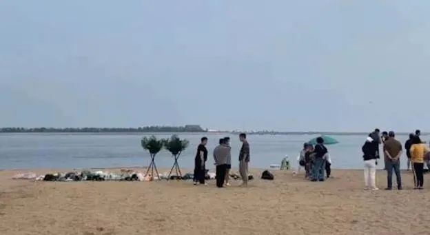 白眼狼?17岁男生海边因救3人牺牲,疑似被救女孩:求他救了?他没了活该...休闲区蓝鸢梦想 - Www.slyday.coM 白眼狼?17岁男生海边因救3人牺牲,疑似被救女孩:求他救了?他没了活该...休闲区蓝鸢梦想 - Www.slyday.coM