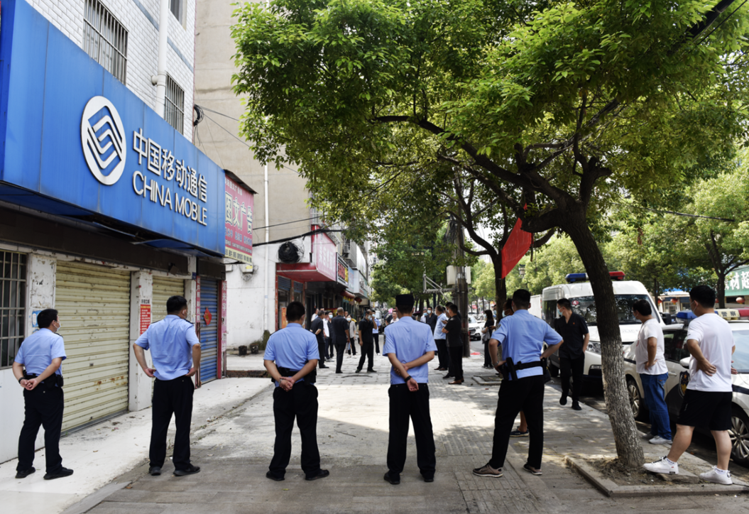 吴店镇二人欠款100余万未还,名下门面被查封拍卖!枣阳法院强制腾房显法威!休闲区蓝鸢梦想 - Www.slyday.coM 吴店镇二人欠款100余万未还,名下门面被查封拍卖!枣阳法院强制腾房显法威!休闲区蓝鸢梦想 - Www.slyday.coM