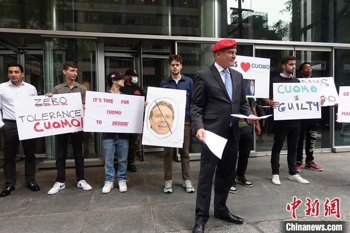 当地时间8月4日，纽约非营利组织“守护天使”创始人柯蒂斯·斯利瓦与民众一起，在纽约州州长安德鲁·科莫位于曼哈顿的办公室大楼外抗议，要求科莫立即辞职。中新社记者 王帆 摄