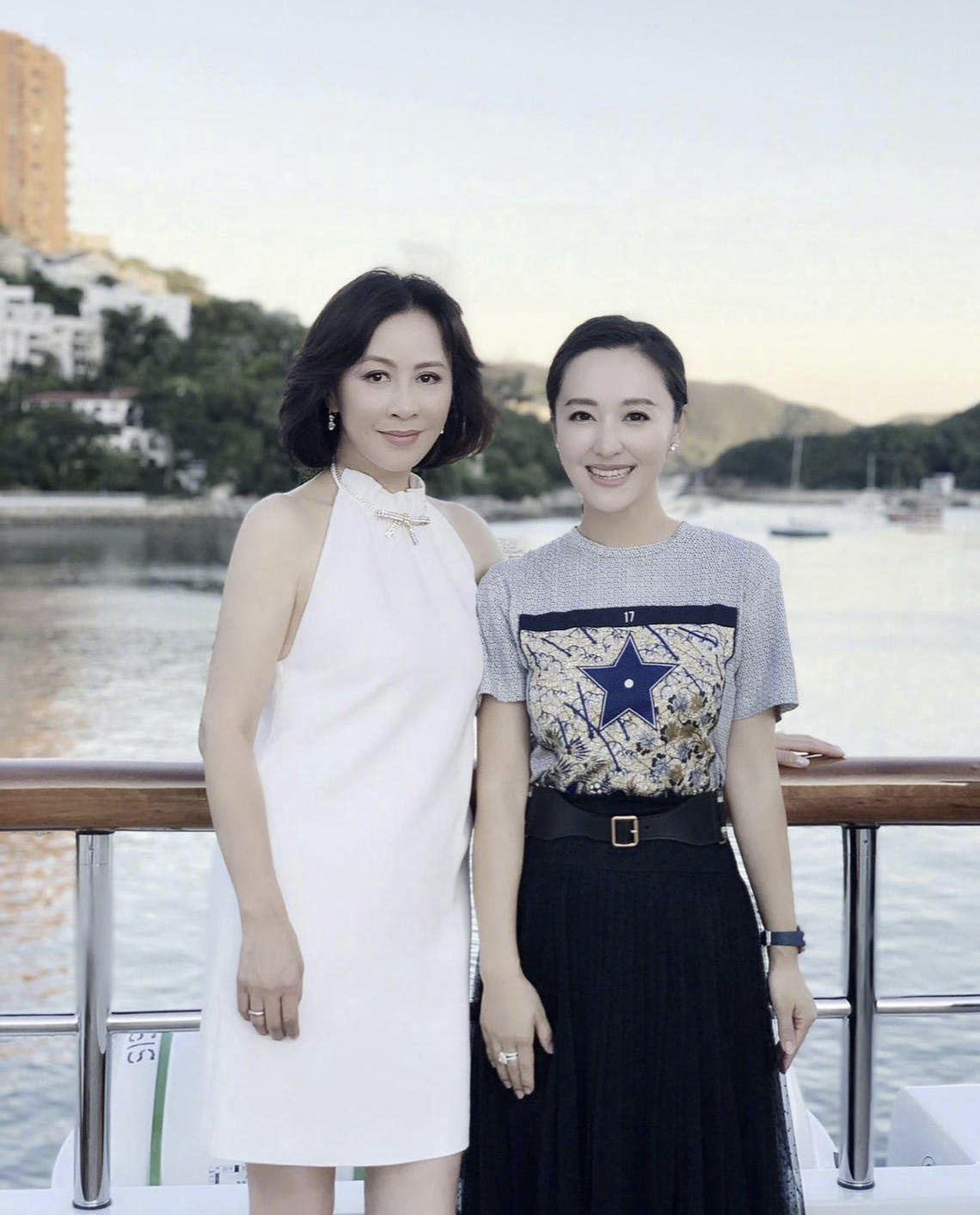 刘嘉玲55岁了，短发配绿色的唐装套装亮相，尽显优雅女性的庄重