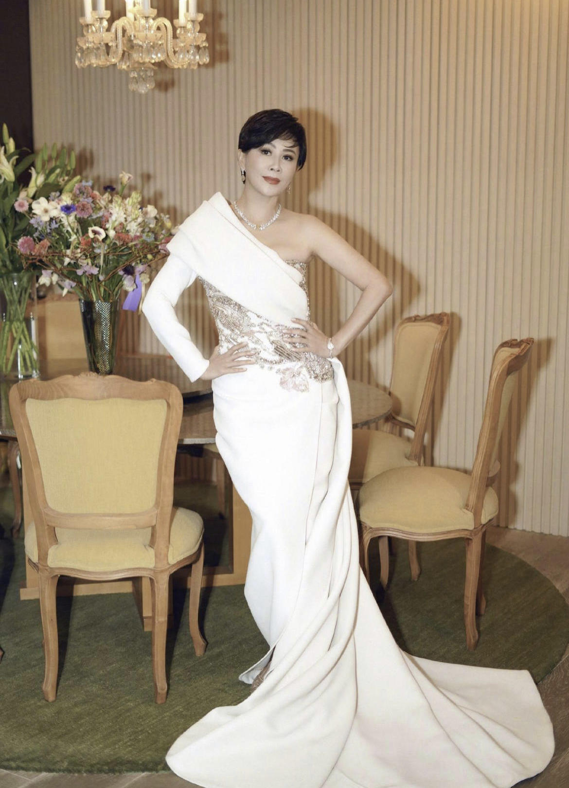 刘嘉玲55岁了，短发配绿色的唐装套装亮相，尽显优雅女性的庄重