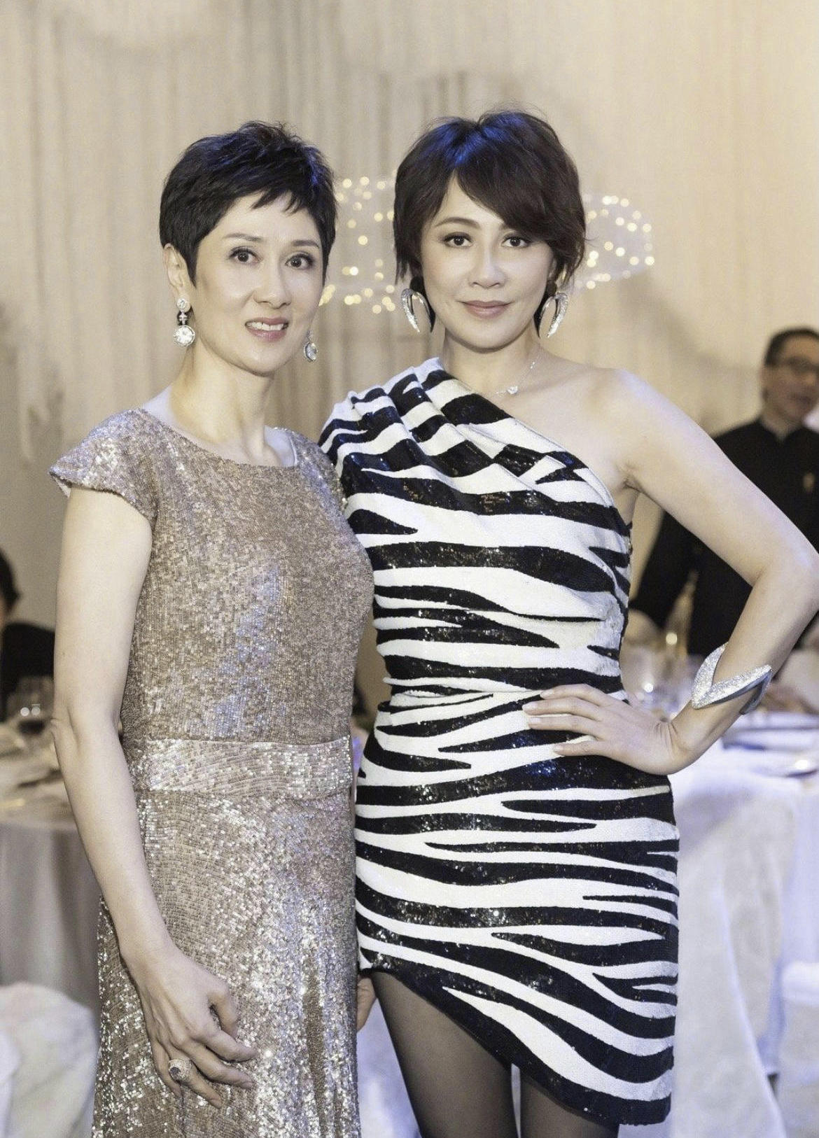 刘嘉玲55岁了，短发配绿色的唐装套装亮相，尽显优雅女性的庄重