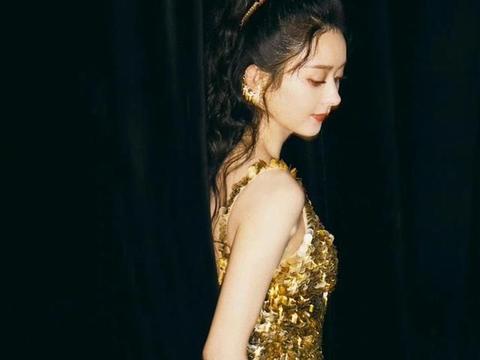 赵丽颖直播造型比走红毯还华丽!穿金色亮片紧身裙,美回金鹰女神|紧身裙|造型|亮片_新浪新闻