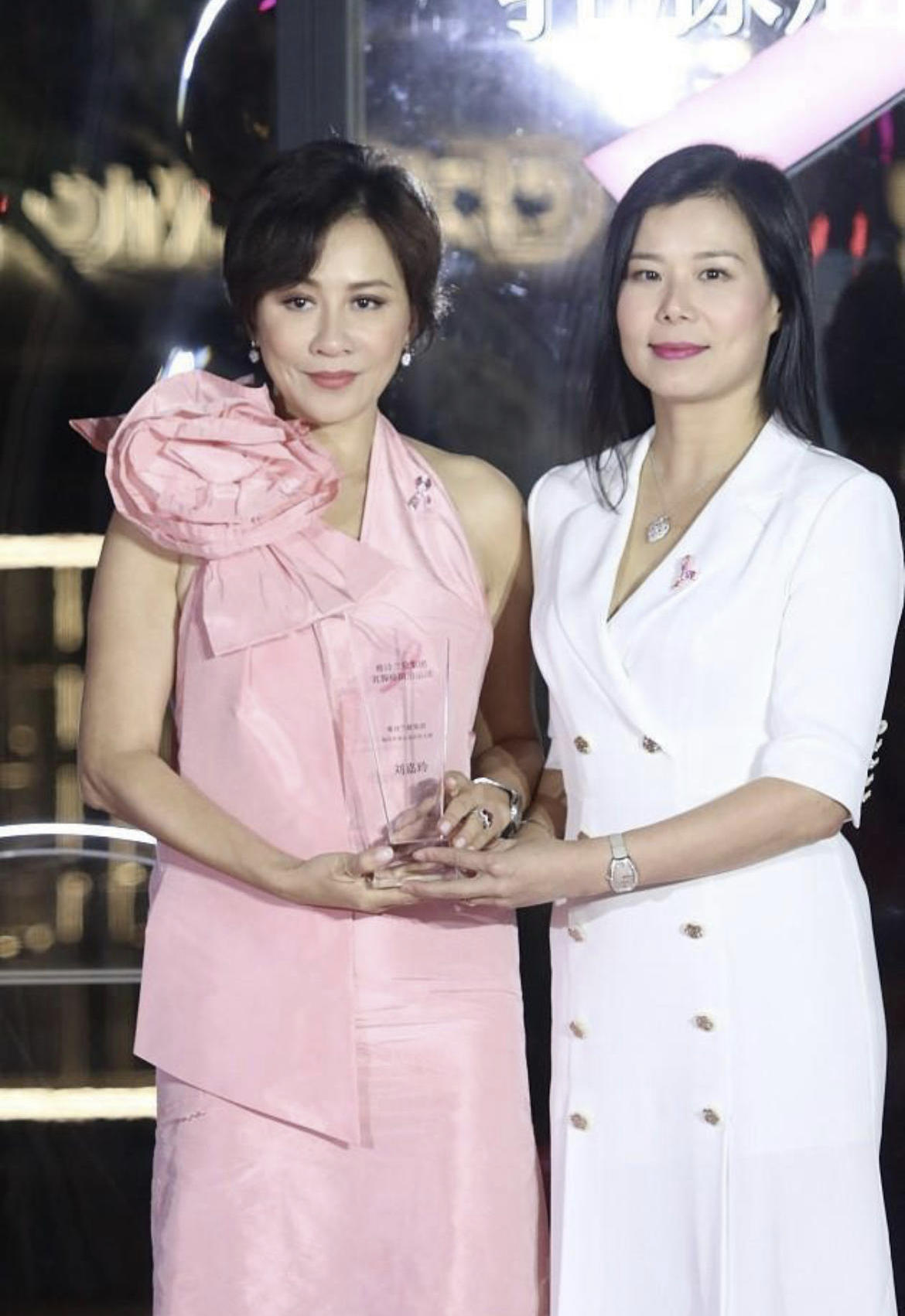 刘嘉玲55岁了，短发配绿色的唐装套装亮相，尽显优雅女性的庄重