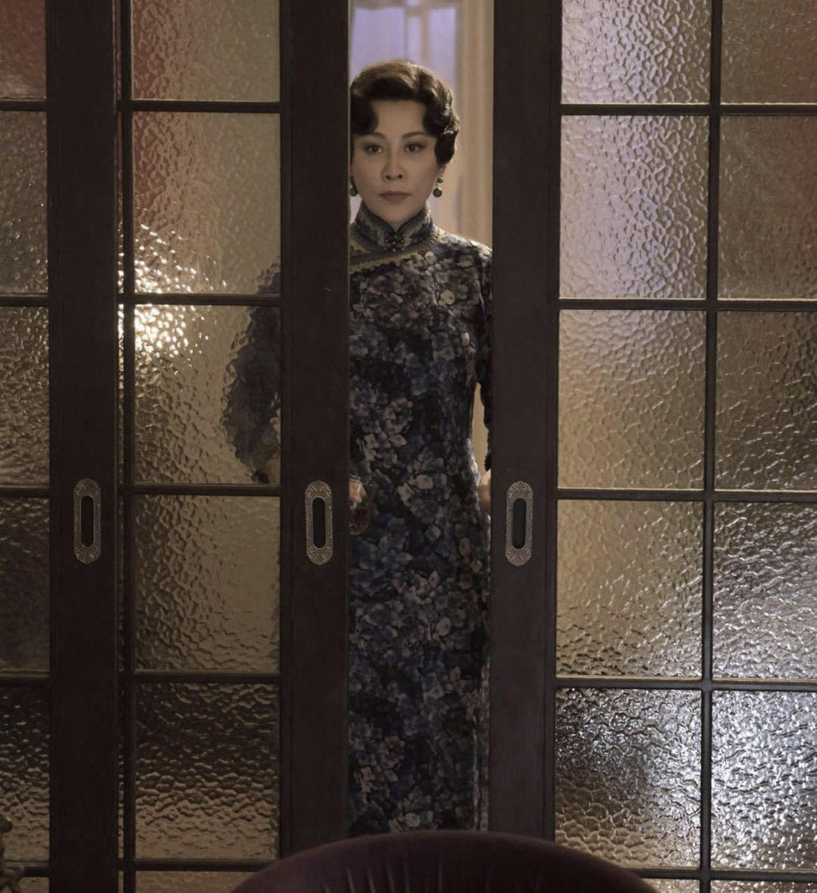 刘嘉玲55岁了，短发配绿色的唐装套装亮相，尽显优雅女性的庄重