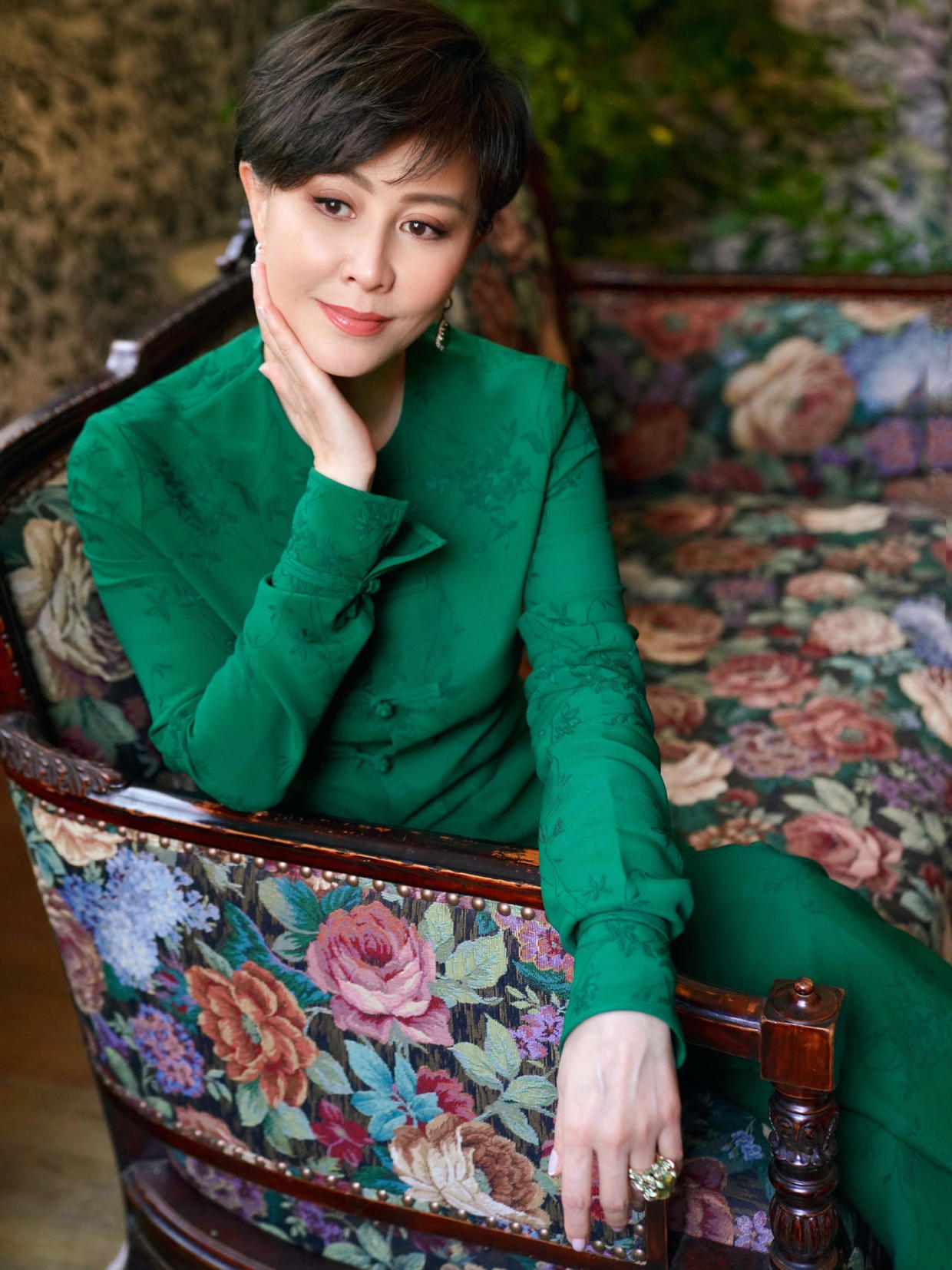 刘嘉玲55岁了，短发配绿色的唐装套装亮相，尽显优雅女性的庄重