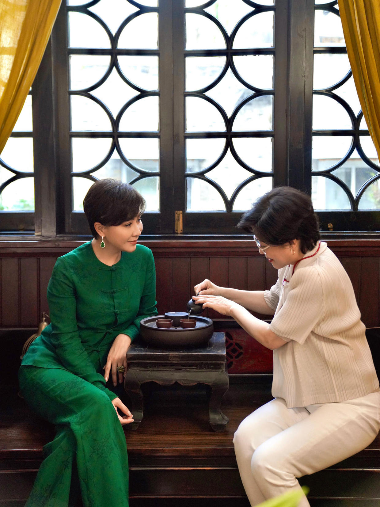 刘嘉玲55岁了，短发配绿色的唐装套装亮相，尽显优雅女性的庄重