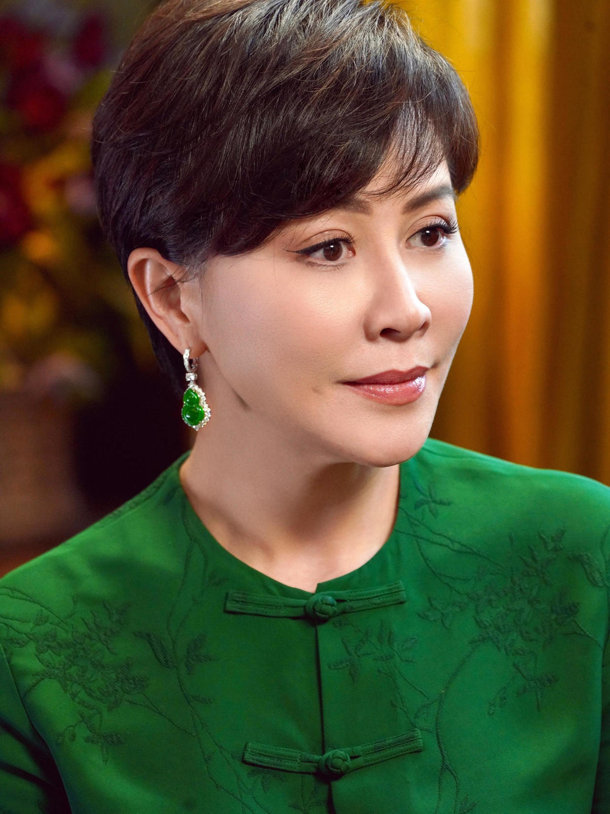 刘嘉玲55岁了，短发配绿色的唐装套装亮相，尽显优雅女性的庄重