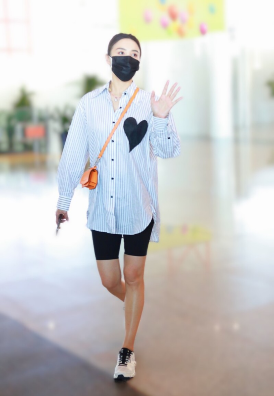 40岁的宋佳状态超好！穿条纹衬衫搭配骑行裤亮相，细腰长腿真抢镜