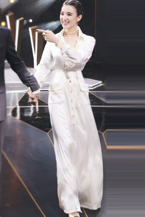 40岁的宋佳状态超好！穿条纹衬衫搭配骑行裤亮相，细腰长腿真抢镜