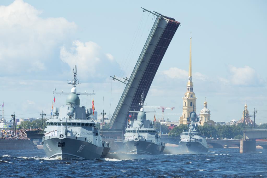  2020年7月26日，在俄罗斯圣彼得堡，舰艇列队参加海军节庆祝活动。新华社发（莫京娜 摄）