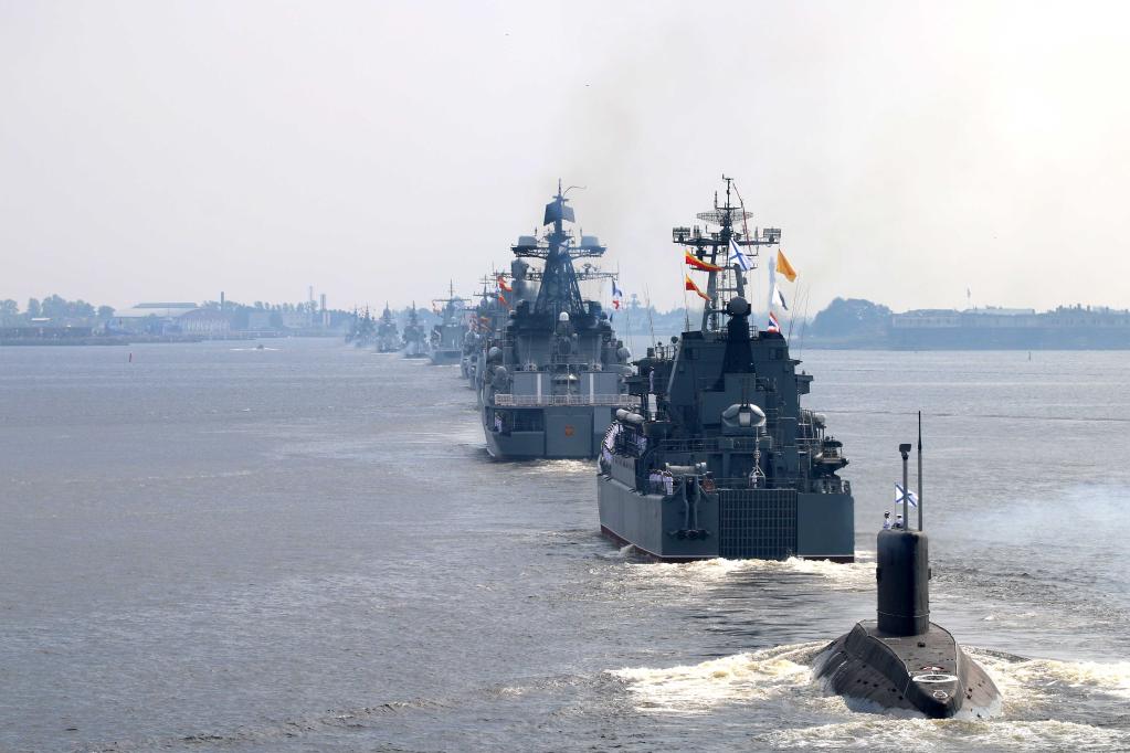 2019年7月28日，参加海上阅兵的舰艇编队驶向俄罗斯圣彼得堡喀琅施塔得检阅场地。新华社发（林健 摄）